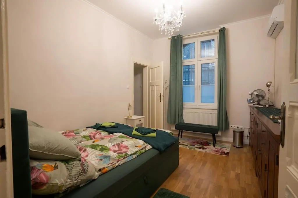 Green Kalvin Budapest 0*,