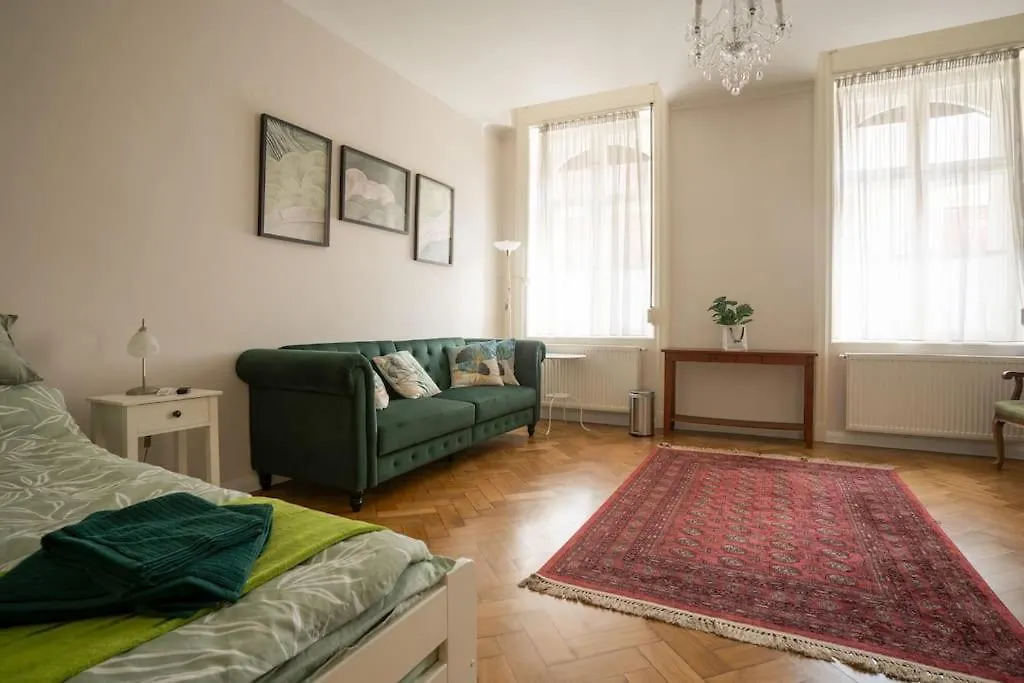 Green Kalvin Budapest 0*,