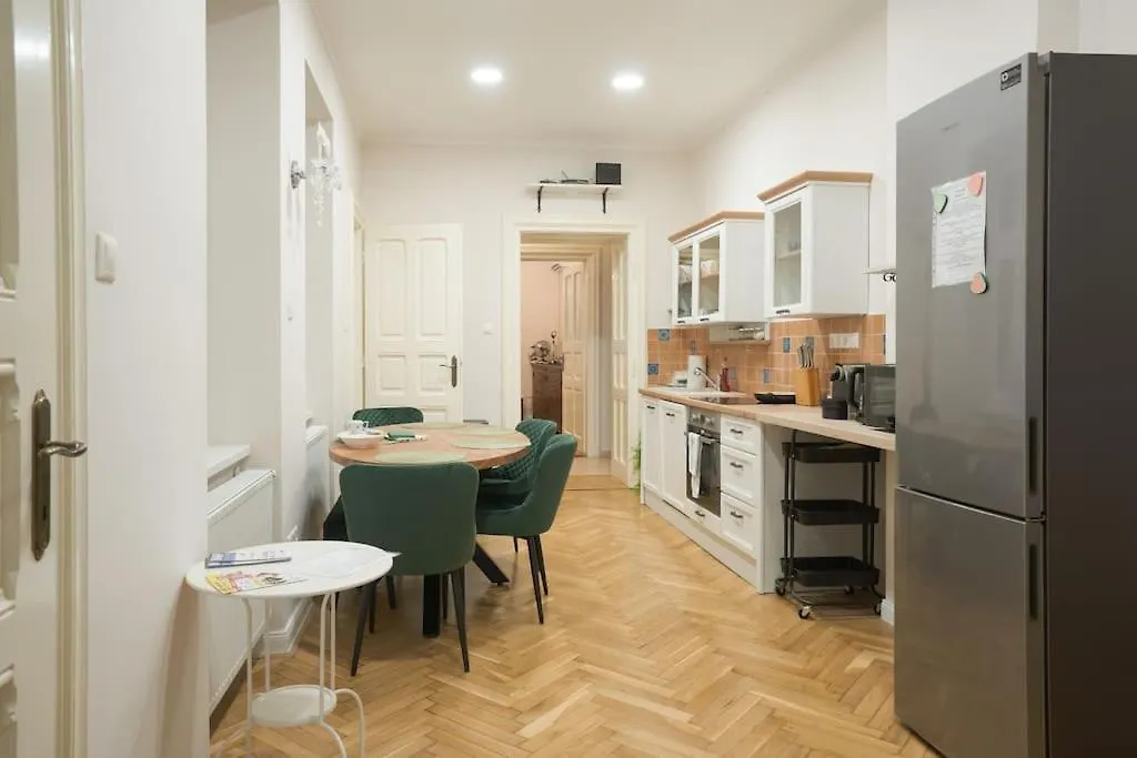 Green Kalvin Budapest Apartment